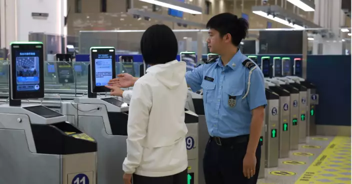國家移民管理局：智能快捷通道日均約27.6萬人次 人均通行時間縮短至10秒