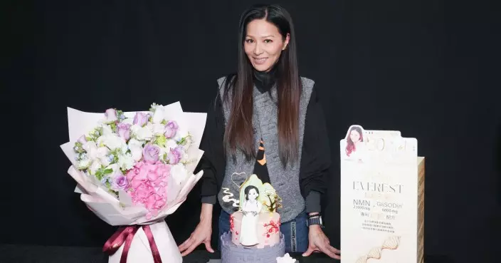 滕麗名為宣傳《尋秦記》留港慶生 寧捨滑雪樂收蛋糕甜笑