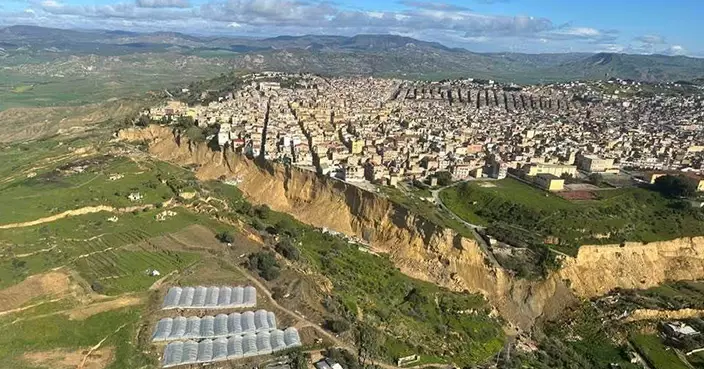 意小鎮遭山崩吞噬！房屋懸崖邊搖搖欲墜 逾1500人撤離 總理宣布緊急狀態