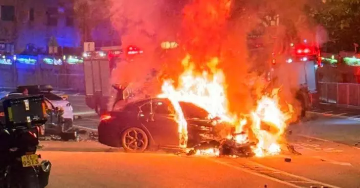 兩私家車大埔公路近沙田花園相撞一車着火男司機逃出 兩司機齊送院