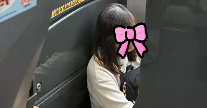 巴士女乘客稱「迫不得已」坐梯級拒讓開 網民熱議斥：行為自私！