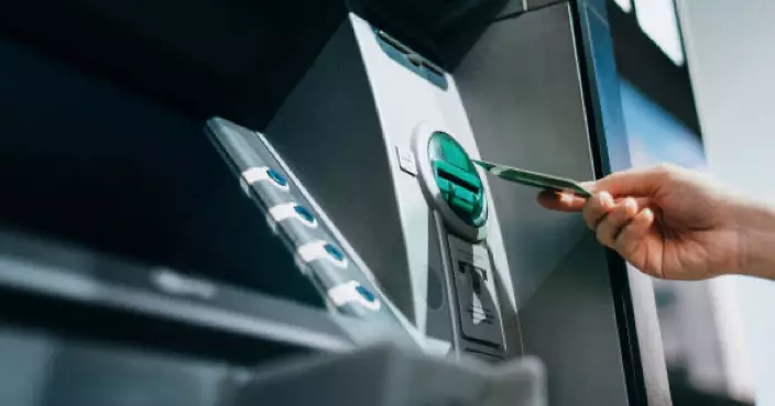 阿姨櫃員機撳錢失敗 猛鬧後面男偷睇 暖男提醒插錯卡：身份證可以撳到幾多？