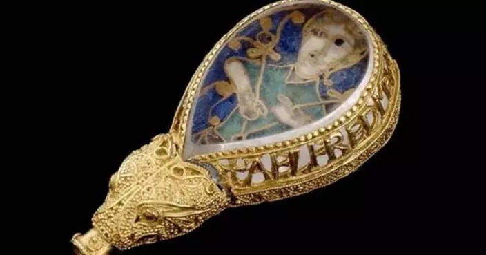 沉睡田野1100年！英格蘭農夫耕出「阿爾弗雷德寶石」 銘文訴說9世紀傳奇