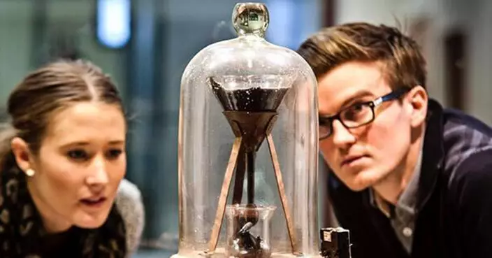 百年等一滴！全球最漫長實驗進行96年 瀝青僅滴9滴 兩代科學家終生無緣親見