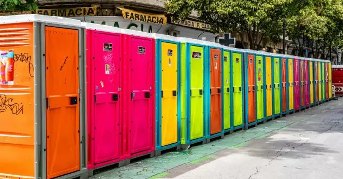 放棄教職改清廁所！美31歲男創清潔公司管理2千個流動廁所 年獲利數百萬美元