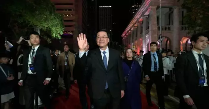 李家超到中環出席跨年倒數活動　與現場市民及旅客交談