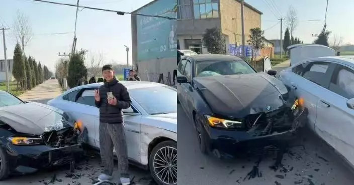 剛繳清車貸即遇車禍 安徽男樂觀與車頭被撞爛愛車合照「記錄人生第一次」