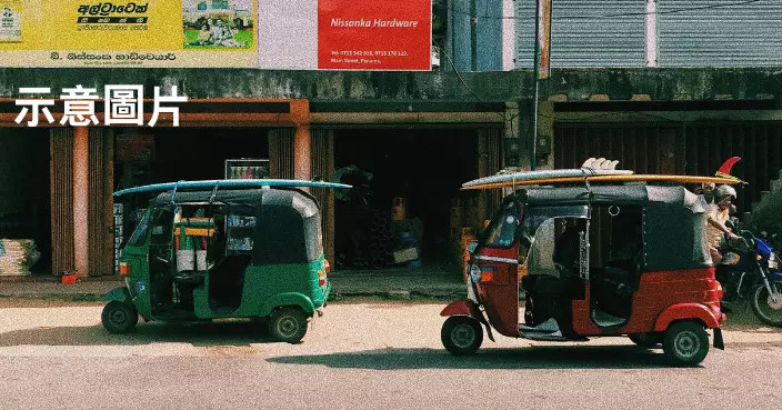 普吉島街頭上演活春宮 外籍情侶嘟嘟車上無視途人車流全裸激戰惹公憤