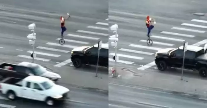 交通燈前表演雜技 美小丑騎獨輪車斑馬線上拋接火炬看呆司機