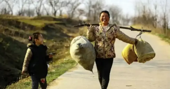 街頭抓拍「燦笑河南母女」  內地博主10年後成功尋獲2人