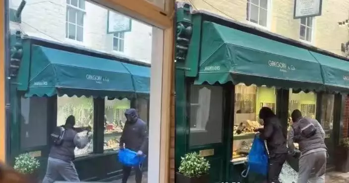 蒙面搶匪持大鎚砸櫥窗掠走首飾 倫敦珠寶店店員奮力反抗無果