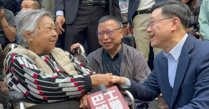 李家超油麻地完成家訪後與街坊聊天 又到社區中心與長者交流