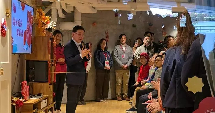 李家超油麻地完成家訪後 轉到社區中心與長者交流