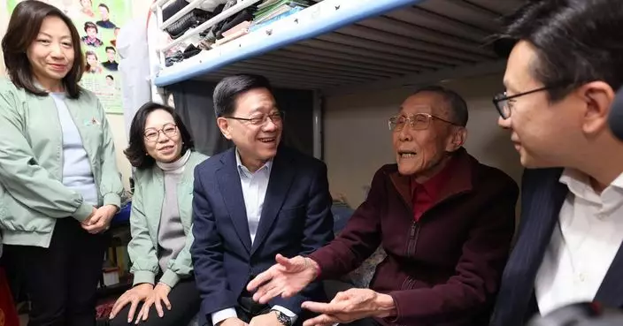 李家超探訪駿發花園長者戶 九旬翁社區會堂一展歌喉 八旬夫婦再展活力