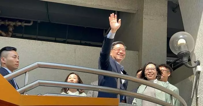 李家超到達油麻地駿發花園歲晚家訪 與住戶交流