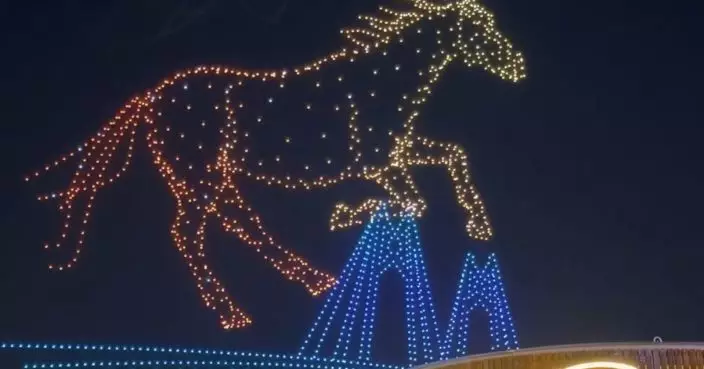 2026架無人機維港夜空幻化駿馬奔騰 灣仔海濱市民駐足觀賞