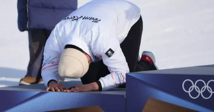 「週末都在工地搬磚」！苦等12年冬奧終摘銀 南韓選手頒獎台上跪拜叩首