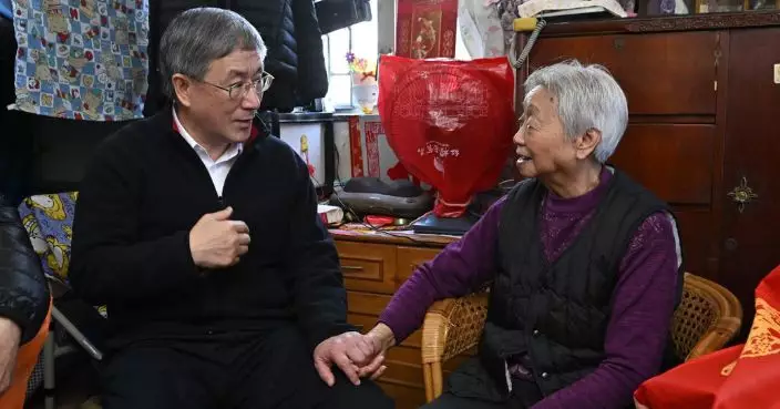 卓永興大圍美林邨家訪話家常 送賀年食品及福袋