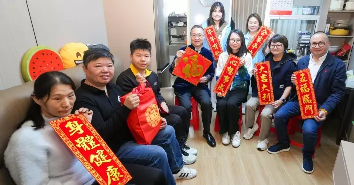 林定國到訪勵德邨 樂見住戶滿意居住環境 籲新一年多關心鄰里