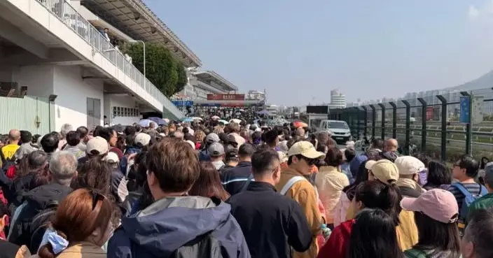賀歲賽馬日年初三沙田馬場舉行　有旅客專程感受氣氛亦有市民冀取好意頭