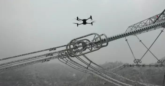 安徽大別山寒潮來襲 智能除冰機器人護航供電