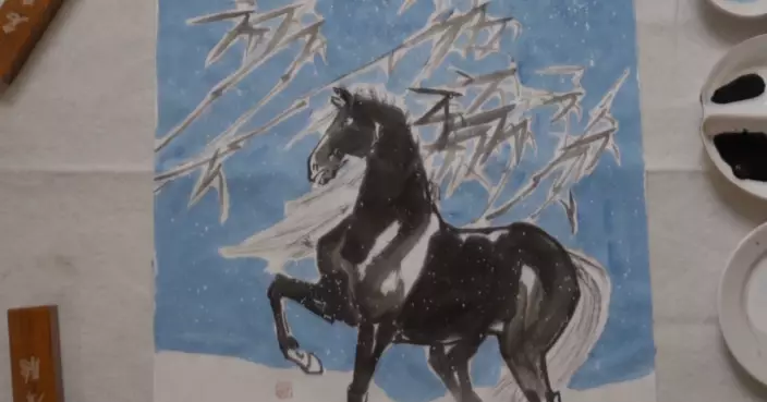 莫斯科女畫家癡迷中國寫意畫15年 馬年新春以駿馬寄祝福
