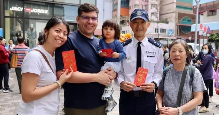 港島警初七派紀念品推廣道路安全 大部分交通意外涉亂穿馬路或司機疏忽大意