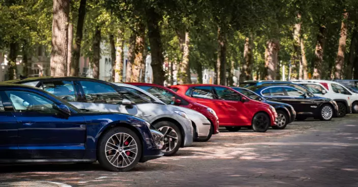 法情侶遭持刀搶車賊圍攻 20歲男反擊刺死1人遭判12年