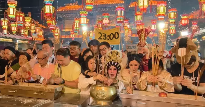 黃大仙祠善信準時插「頭炷香」祈福 過程順利秩序井然