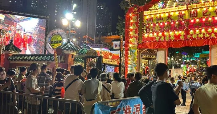 市民到入黃大仙祠參拜 檔主稱無預期營業額 未來幾日是關鍵