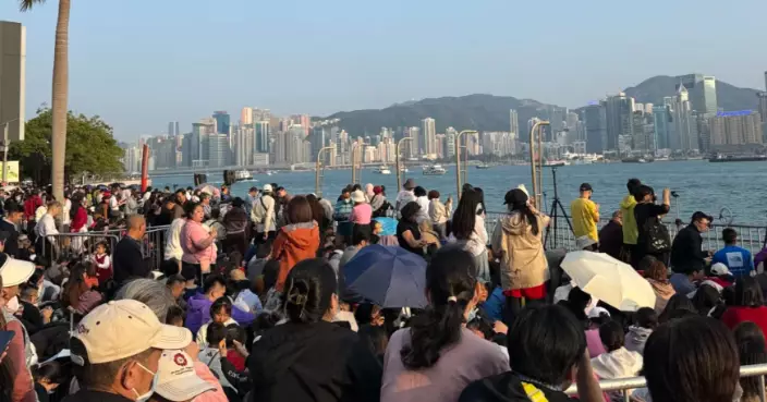市民旅客齊霸位 尖沙咀海旁等候觀看煙花匯演