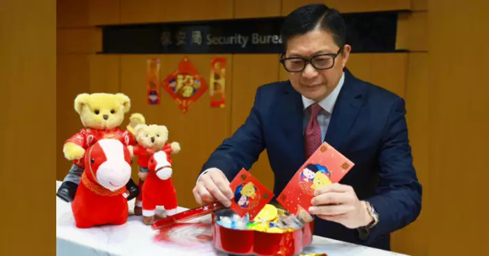 鄧炳強祝同事馬年馬上好運 馬力全開為市民服務