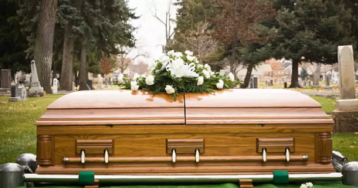 台媳海外旅途收老爺病逝噩耗 掙扎是否要立即返台 網民意見兩極