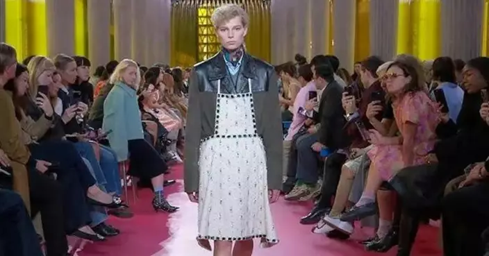 巴黎世家遇對手！Miu Miu推「滿鑽圍裙式連衣裙」兼具奢華及家務風秒售罄