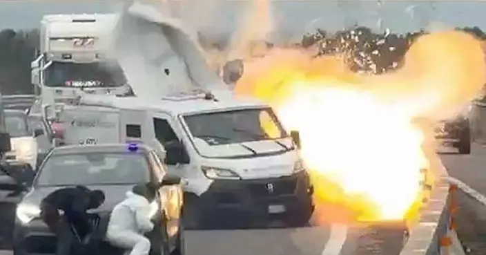 燃車阻路放炸彈 意劫匪國道劫「運鈔車」因1安全機制失手 與警方駁火2人被捕