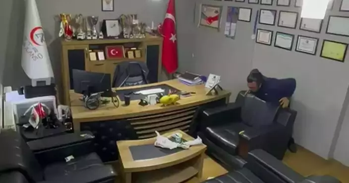 獨處噎到怎麼辦？土耳其急救專家示範「謙烈治」急救法成功排出異物