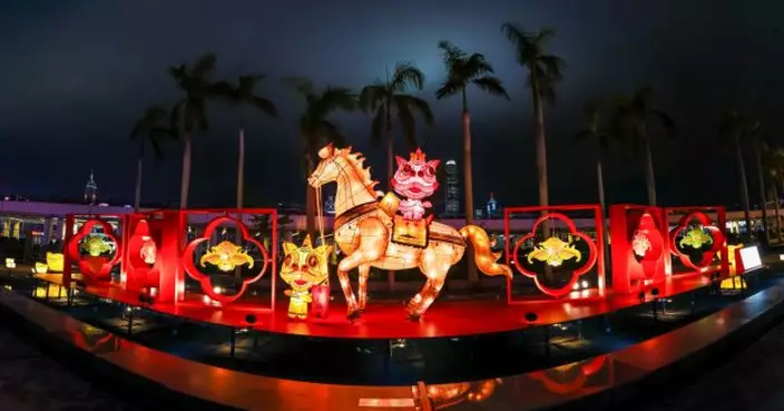 春節綵燈展今起文化中心廣場舉行　資深紮作師傅製駿馬醒獅花燈