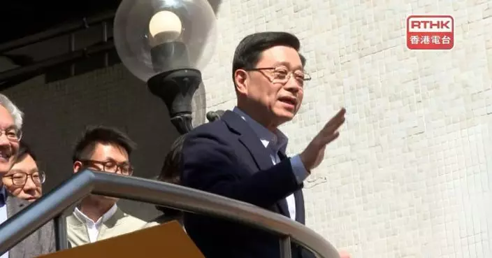 李家超到達油麻地駿發花園歲晚家訪