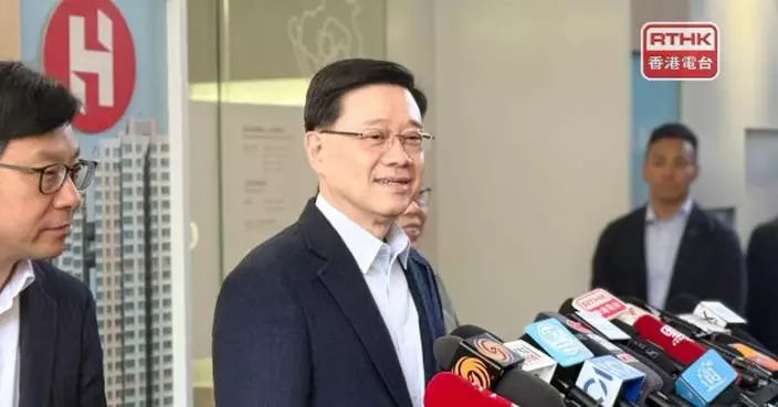 李家超到啟德青年驛站探望宏福苑居民　對住戶滿意設施感安慰