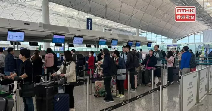 大批市民機場出發新春外遊　機場櫃位現人龍秩序大致正常