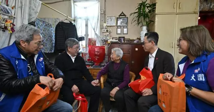 卓永興到大圍美林邨探訪居民　送上賀年食品及福袋