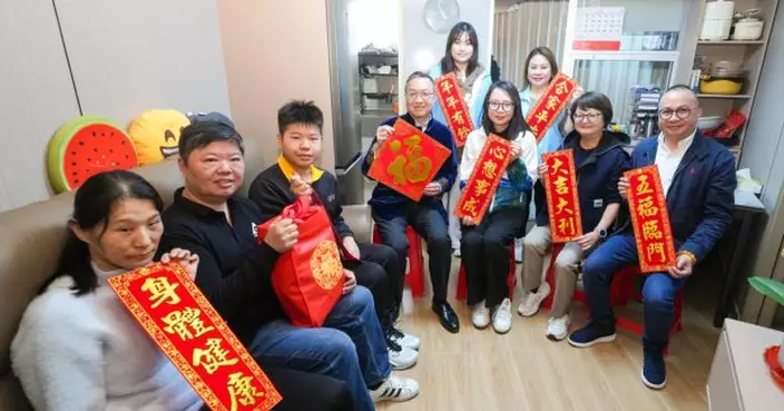 林定國近日到訪勵德邨　籲新一年多關心鄰里並送暖社區