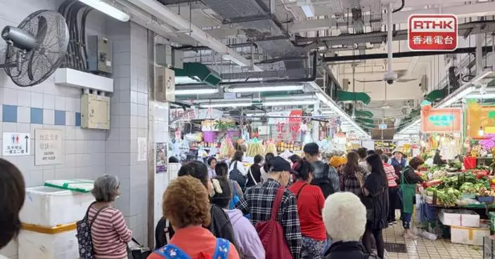不少市民到街市買餸準備團年飯　有檔主稱蝦蟹來貨價升近三成
