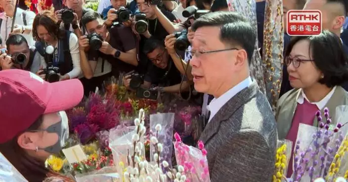 李家超到訪觀塘年宵市場　與檔主及市民交談