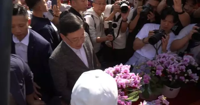 李家超到訪觀塘花市　祝願市民龍馬精神