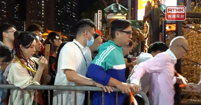 踏入子時　黃大仙祠大批市民上頭炷香