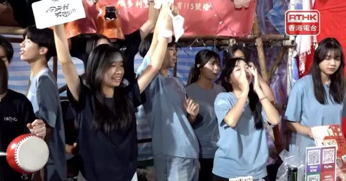 維園午夜人流擠迫　學生唱歌跳舞速銷賀年產品售罄