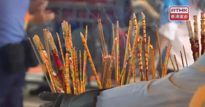 不少市民按傳統到黃大仙祠上頭炷香