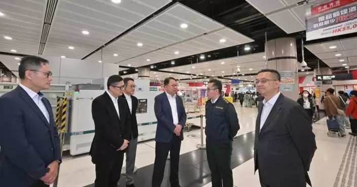 陳國基與鄧炳強視察落馬洲支線管制站　探訪前線人員送上新年祝福