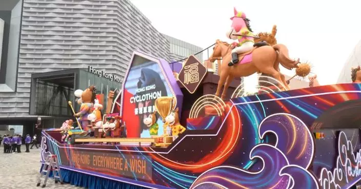 市民下午已在尖沙咀　等候觀賞新春花車巡遊匯演